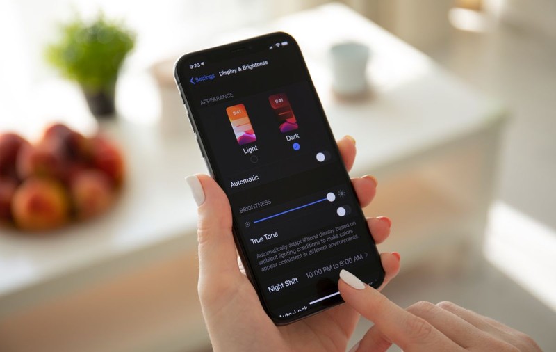 Dark Mode pe telefon - ce se întâmplă când îl folosești. Cum setezi Dark Mode pe Android și iOS