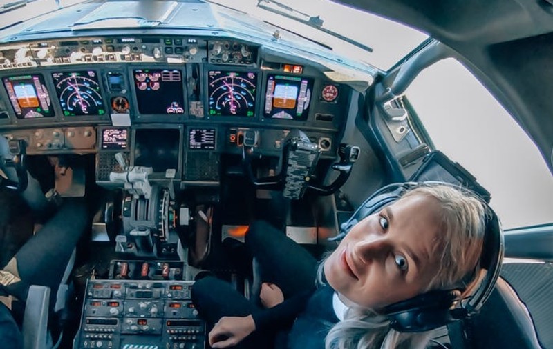 Cum arată femeia-pilot din Suedia cu 500.000 de urmăritori pe Instagram
