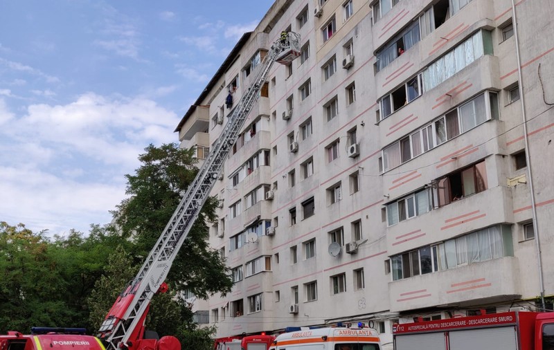 Un copil de doi ani a murit după ce a căzut de la etajul 8 al unui bloc din Focșani
