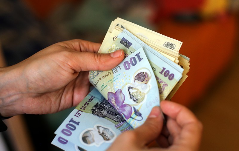 ”Gaura” la buget a crescut cu 50% în primele 8 luni. Isărescu avertizează: ”Nu orice derapaj fiscal poate fi combătut prin politică monetară”