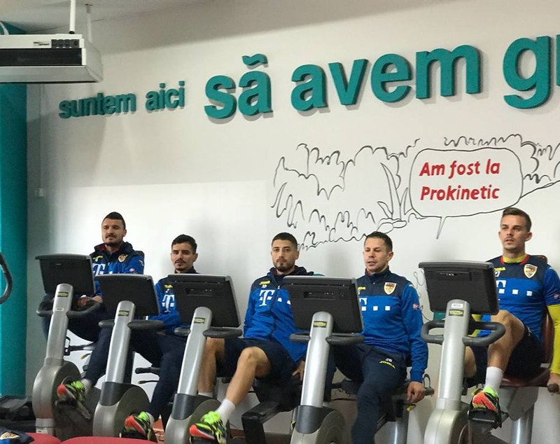 Fotbaliștii naționalei României au menajat gazonul de pe ”Ion Oblemenco”. Unii pe sintetic, alții la sală / GALERIE FOTO