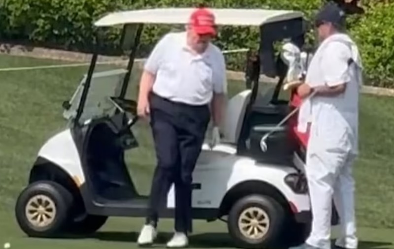 Oamenii se întreabă „ce este în neregulă cu picioarele lui Donald Trump?” după ce au apărut imagini cu el jucând golf