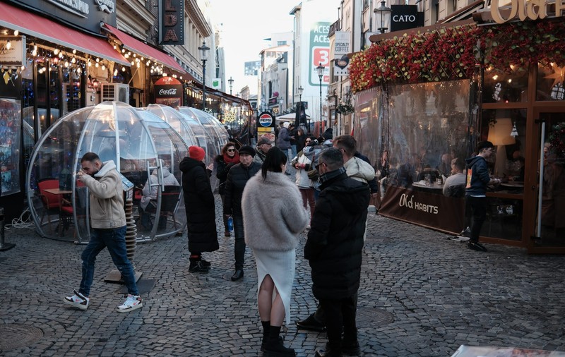 Cum au îmbătat ospătarii și barmanii din Centrul Vechi turiștii străini și le-au furat peste 400.000 de lei de pe carduri
