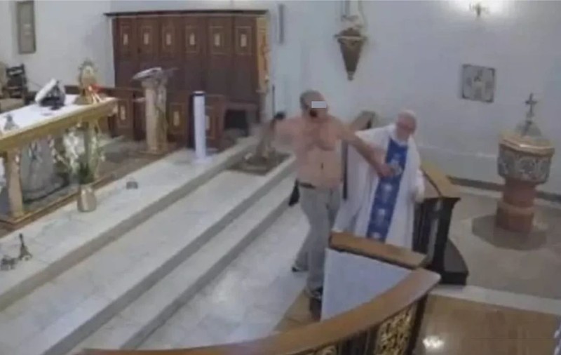 Un polonez băut a intrat într-o biserică, a bătut preotul și a făcut praf altarul