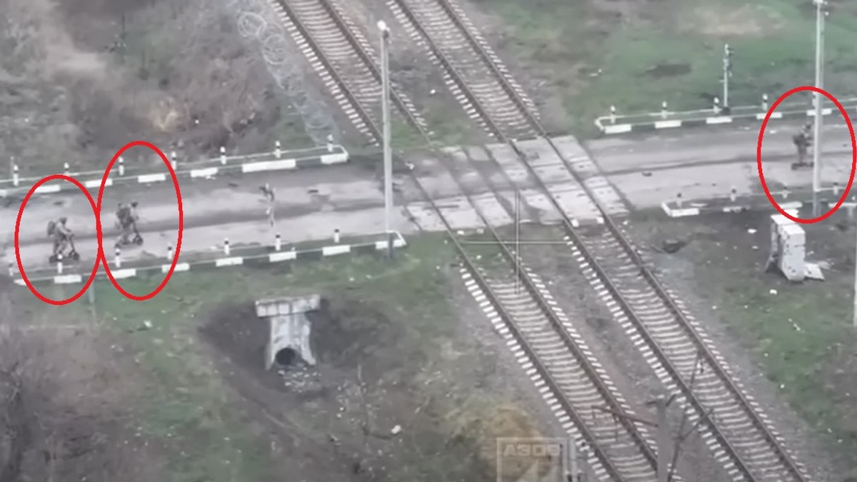 Soldați pe trotinete electrice pe frontul din Ucraina