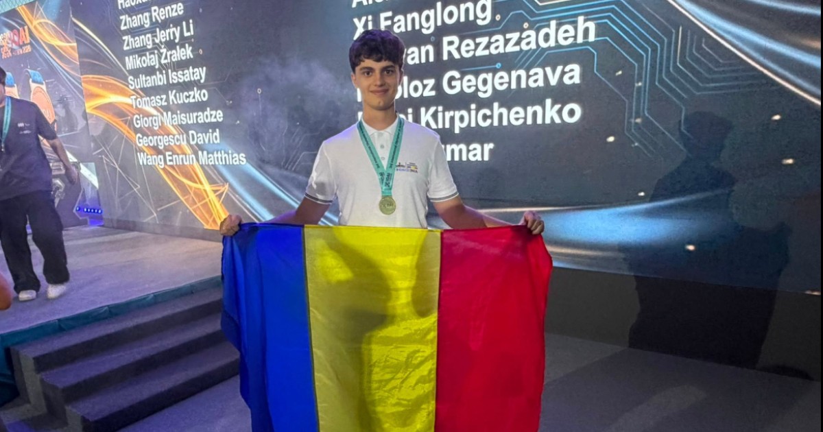 David Georgescu care poartă la gât o medalie și ține steagul României