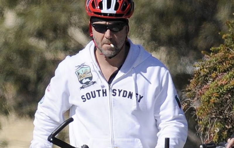 Russell Crowe s-a întrecut pe bicicletă cu o jurnalistă care a râs de el