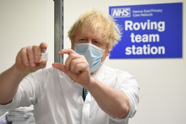 Premierul britanic Boris Johnson, la un centru de vaccinare. Fotografie: Stefan Rousseau/PA Wire/dpa