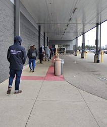 La Chicago, americanii formează încă din zori cozi în fața magazinelor alimentare în care se intră controlat, dar nu mai mult de 100 de persoane odată