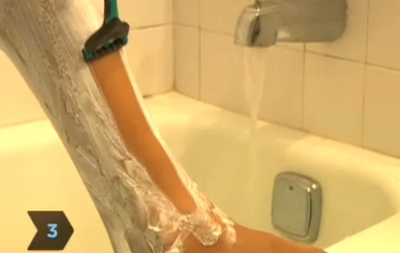 Există instrucţiuni pentru orice. Uite cum să te razi pe picioare | VIDEO