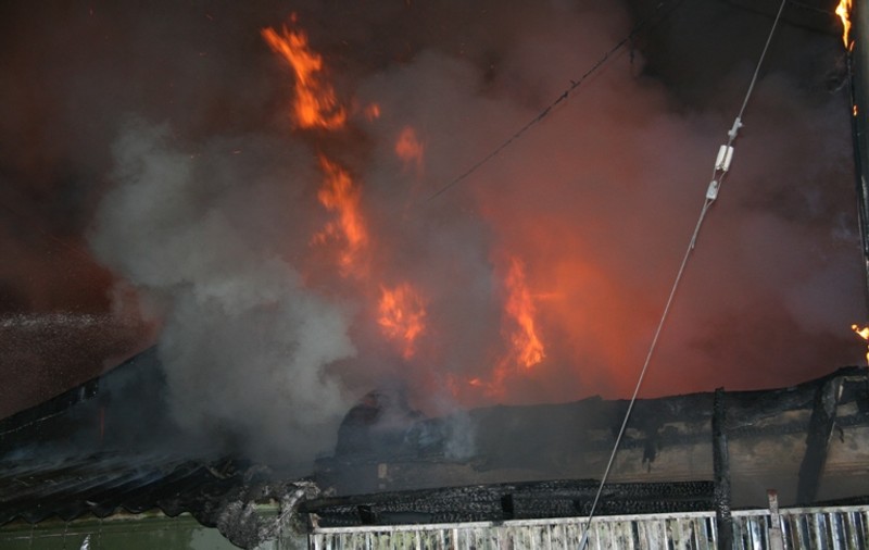 La un pas de tragedie! S-au trezit noaptea din somn în casele cuprinse de  flăcări