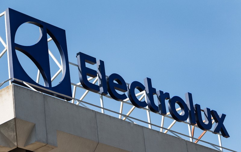 Angajatul unei fabrici Electrolux, concediat după 30 de ani de muncă pentru că nu a vrut să lucreze sâmbăta