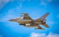 Un avion F-16 al MApN, care survolează România