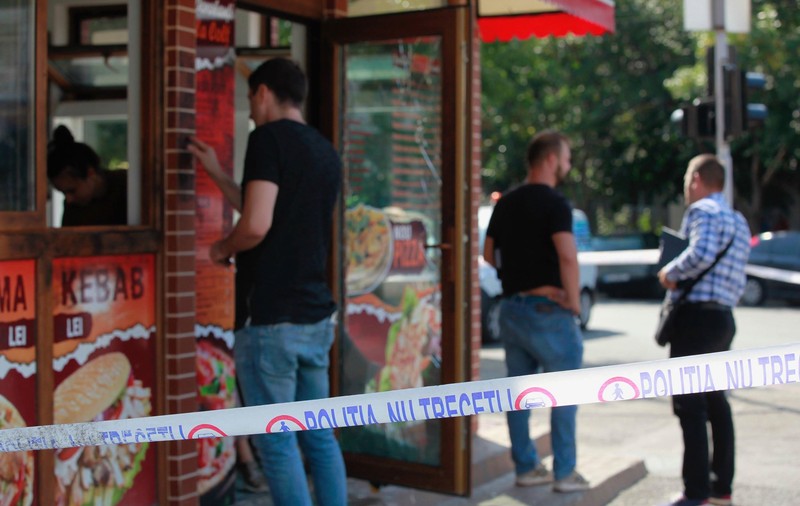 UPDATE: Atac extrem de violent cu bâte și macete la o pizzerie din Buzău. Șase indivizi au cerut patronului taxă de protecție/FOTO