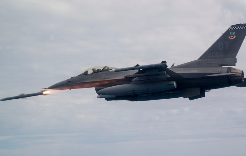 România cumpără rachete americane compatibile cu avioanele F-16 și F-35 în valoare de 180 de milioane de dolari