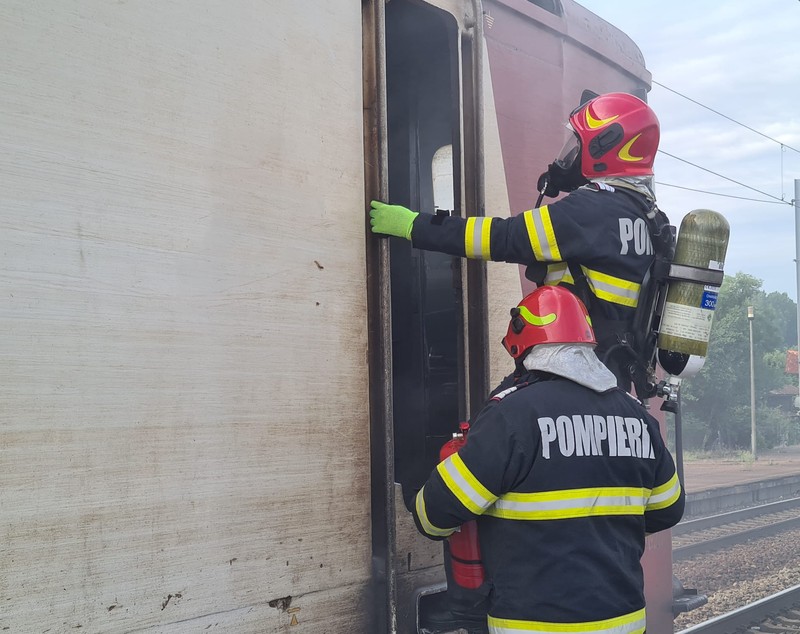 Locomotiva unui tren de călători a luat foc în județul Prahova, pe ruta Brașov - București Nord. Pasagerii s-au autoevacuat