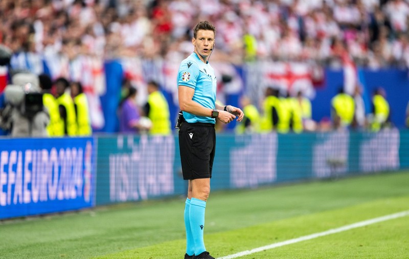 EURO 2024. Cine va arbitra România - Slovacia, meciul care ne poate califica din grupe după 24 de ani
