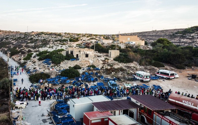 Peste 6.000 de migranți au ajuns în decurs de 24 de ore pe insula italiană Lampedusa. „Situaţia devine imposibil de gestionat”