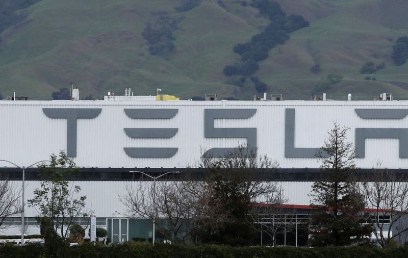 Compania Tesla, obligată să plătească 137 de milioane $ despăgubiri unui fost angajat, victimă a rasismului