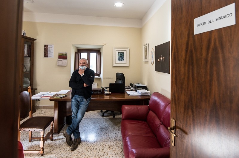 Emilio Angelosanti e primarul din Poggiodomo. Foto: Umbria24 / Fabrizio Troccoli