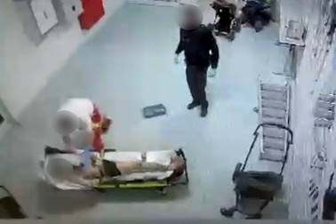 Paramedicul lovește, un polițist rămâne impasibil
