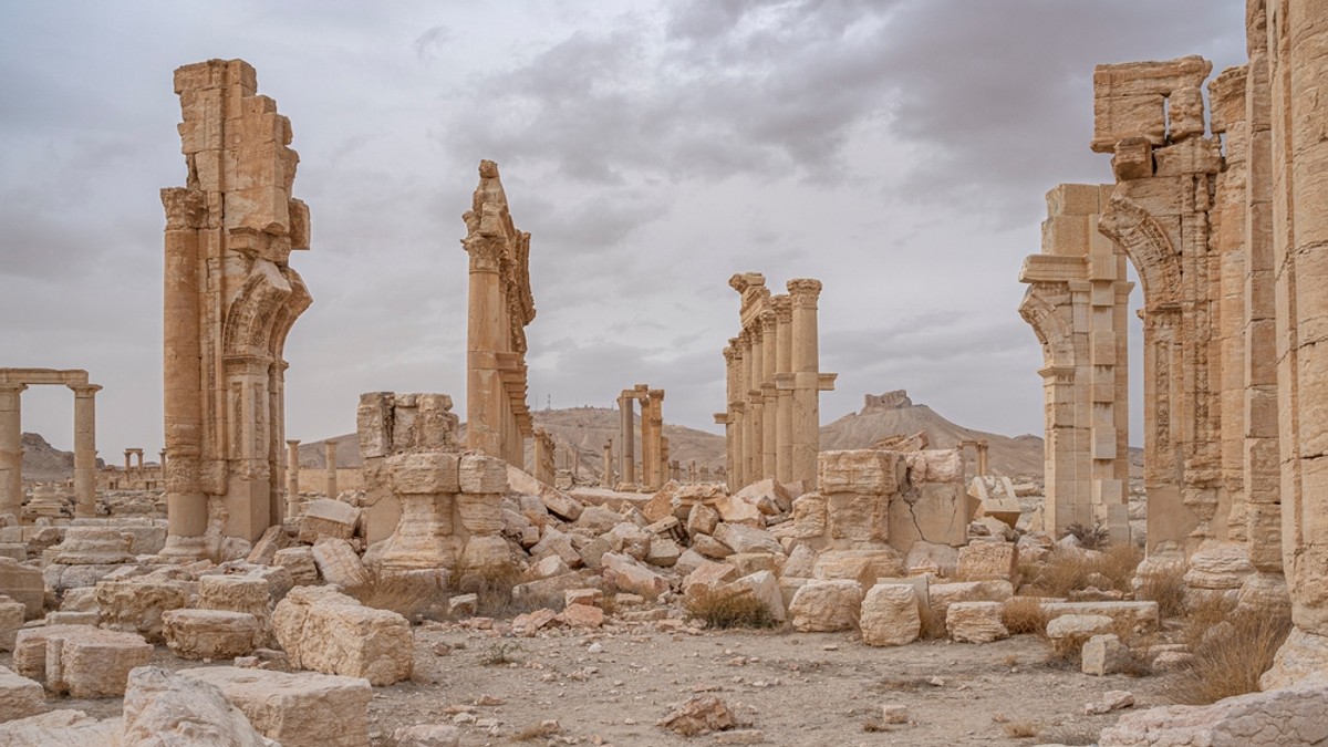 Monumente istorice distruse de oameni