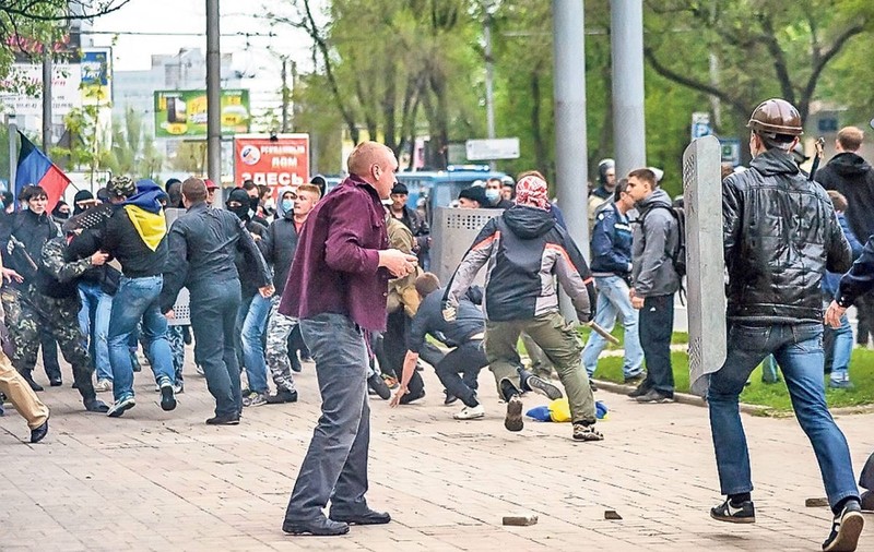 Noi CONFRUNTĂRI în ESTUL UCRAINEI! DOI MILITARI, RĂNIŢI la LUGANSK!
