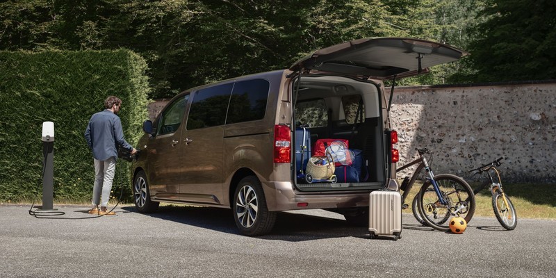 Citroen își extinde gama de modele electrice cu e-SpaceTourer, versiunea electrică a modelului cu nume similar.