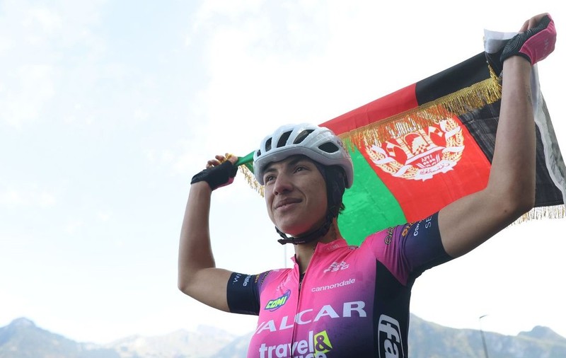 Sportiva afgană Fariba Hashimi a cucerit medalia de argint în proba feminină de șosea la Jocurile Asiatice de la Aichi-Nagoya. Foto: Getty Images