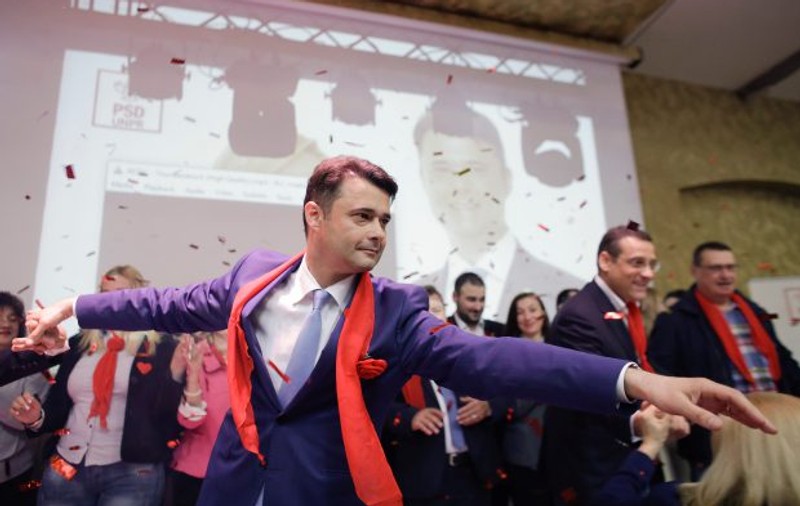 Tavanele școlilor cad pe copii, dar Primăria Sectorului 5 a dat bani buni pentru ceasuri inteligente!