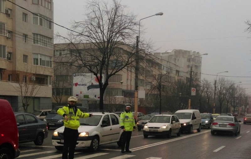 Adolescentă lovită pe trecerea de pietoni de o mașină condusă de un polițist la Constanța. Omul legii, agresat de însoțitorii fetei