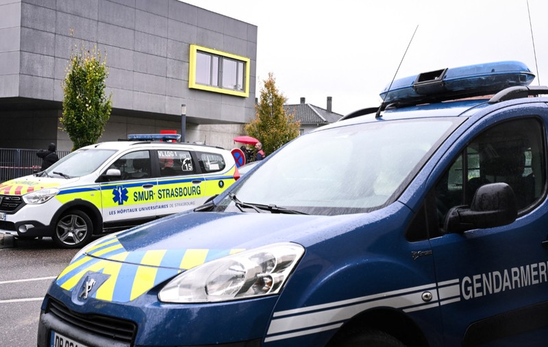 Un elev de 14 ani „fascinat de arme” și-a înjunghiat profesoara de muzică în timpul orei și a murit după câteva zile