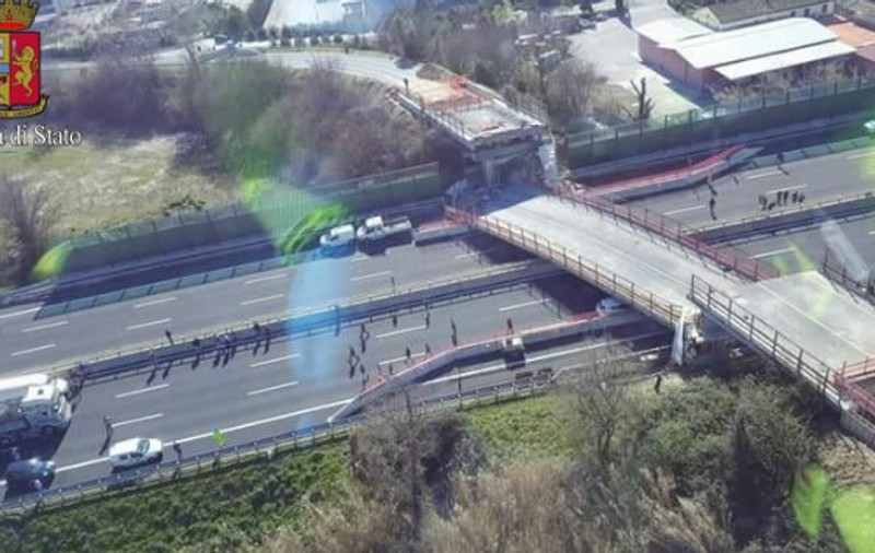 UPDATE / Trei români au fost răniți după ce un pod s-a prăbușit peste o autostradă, în Italia