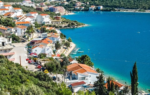 Ce case poți cumpăra cu 150.000 de euro pe litoralul Adriaticii: apartament mare într-o țară, garsonieră sau nimic în altă țară