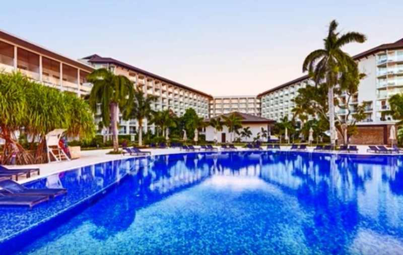 VIDEO | O femeie i-a plătit pe reprezentanții unui resort de lux să facă ceva special pentru comemorarea fiului prietenilor ei. Când a văzut ce-a ieșit, ea a rămas îngrozită