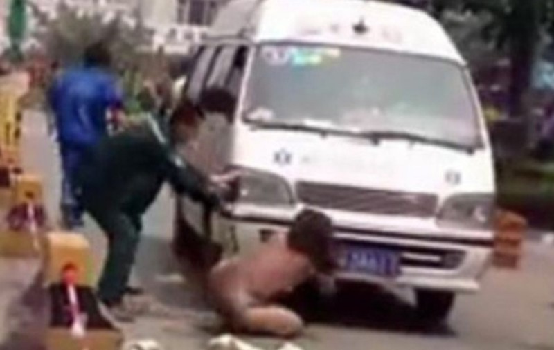 NEBUNIE FĂRĂ LIMITE! A lovit-o cu maşina pe amanta soţului ei, apoi s-a dezbrăcat în pielea goală şi s-a aruncat în faţa ambulanţei care ducea victima spital | VIDEO INCREDIBIL