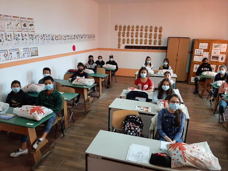 Voluntarii mobilizați de Adriana au trimis ghiozdane și rechizite unor elevi din țară