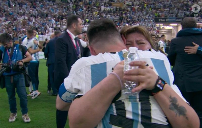 Imagini care nu s-au văzut la TV, după victoria istorică a Argentinei. Cine e femeia care l-a îmbrățișat pe Messi, pe gazon