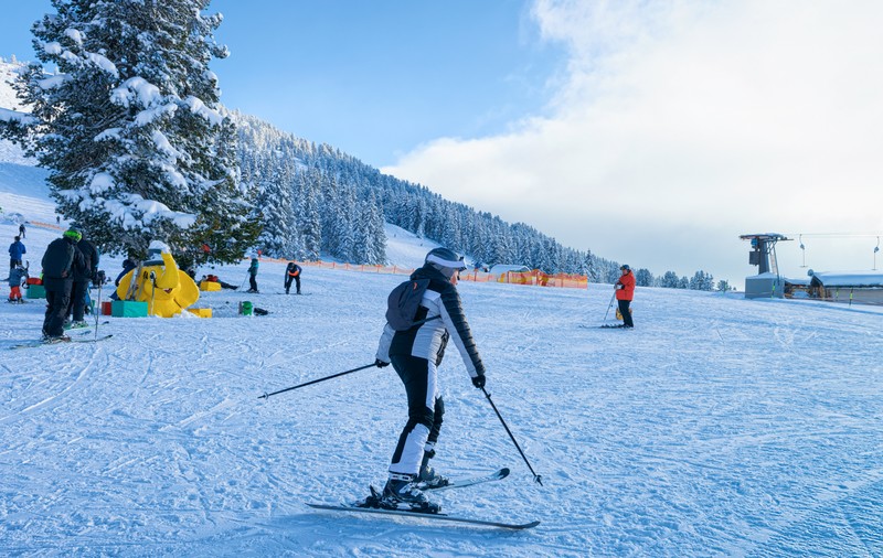 Metoda prin care mai mulți români au încercat să păcălească autoritățile din Austria pentru a sta la schi într-o stațiune, deși nu aveau voie. Ce amendă au primit