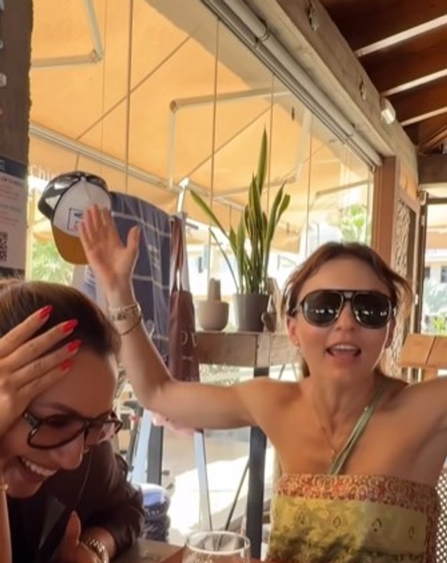 Cu cine s-a întâlnit Andra în Marbella. Artista a luat masa cu doi dintre cei mai iubiți actori din telenovele