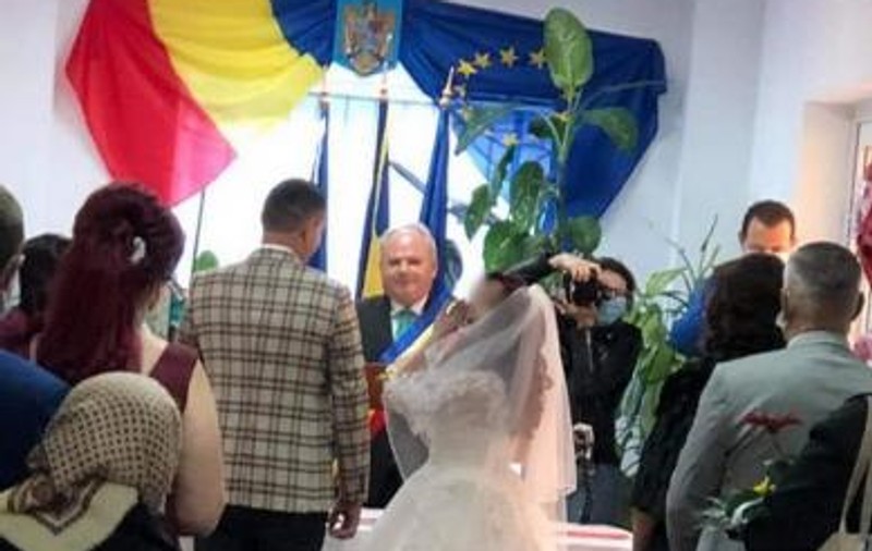 Un primar din Bihor care oficia căsătorii fără să poarte masca de protecţie a fost depistat cu COVID-19