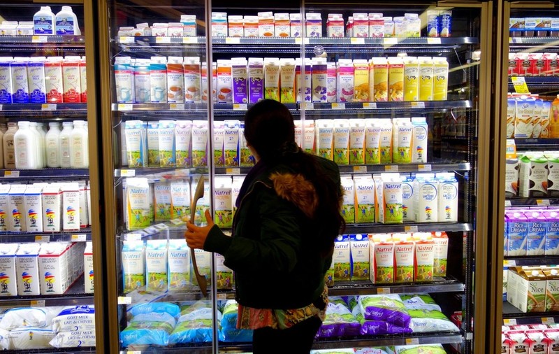 Plafonarea adaosului comercial la alimentele de bază, prelungită cu două luni. Lista alimentelor urmează să se modifice