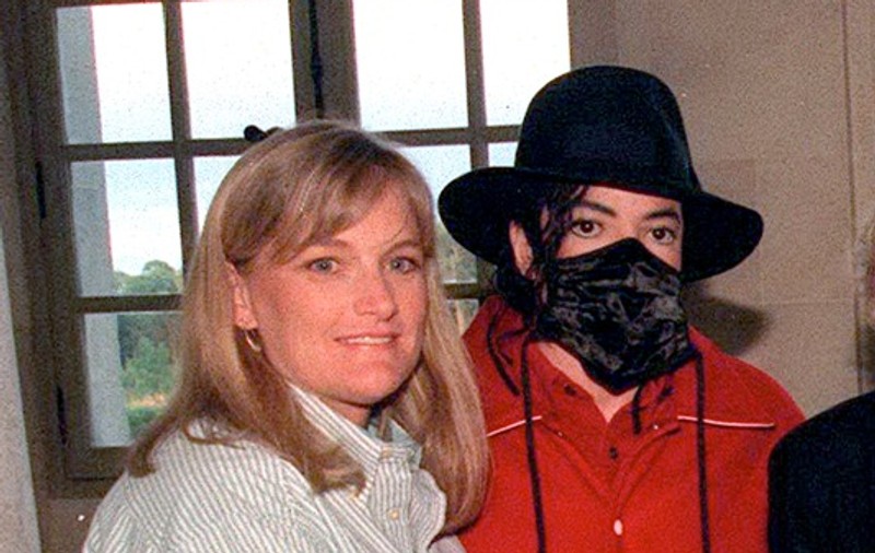 Fosta soţie a lui Michael Jackson neagă că ar fi renunţat la copii