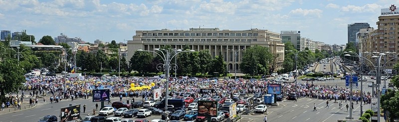 Peste 5.000 de profesori in Piata Victoriei la ora 11.50. Foto: Cristian Otopeanu