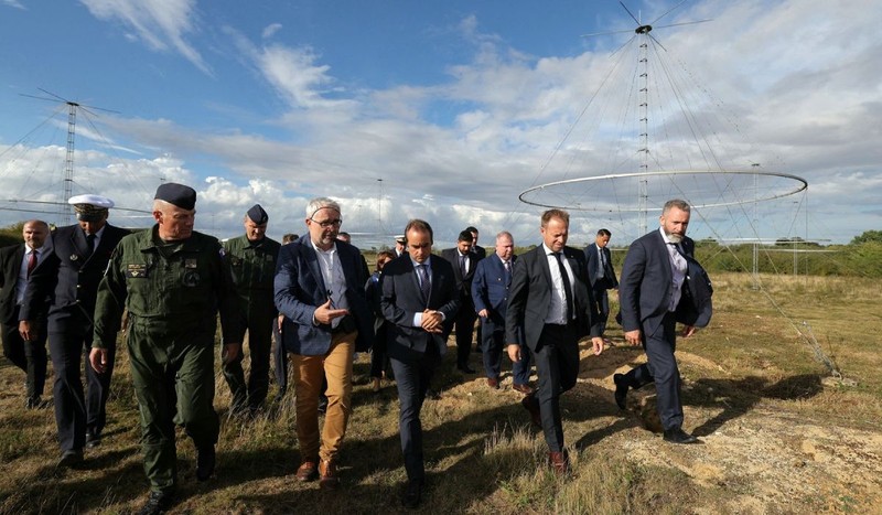 Ministrul francez al Forțelor Armate, Sebastien Lecornu, în vizită la situl radar Nostradamus. Foto: Profimedia Images