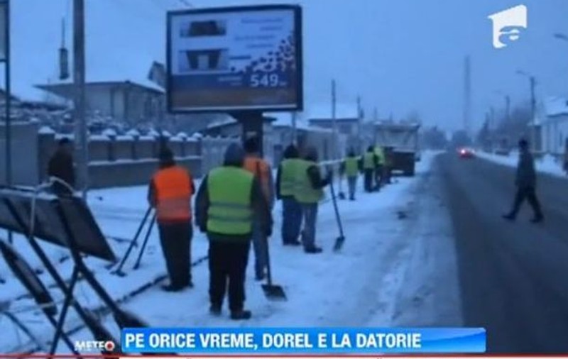 Poţi să crezi aşa ceva? Aseară, pe zăpadă, muncitorii turnau asfalt în Strehaia