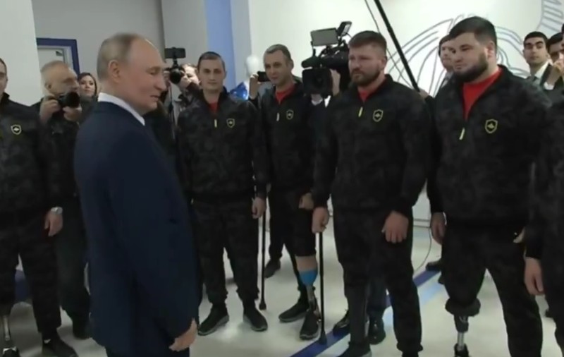 Vladimir Putin i-a întrebat pe soldații care i s-au plâns că n-au proteze dacă s-au obișnuit cu faptul că au rămas fără un picior | VIDEO