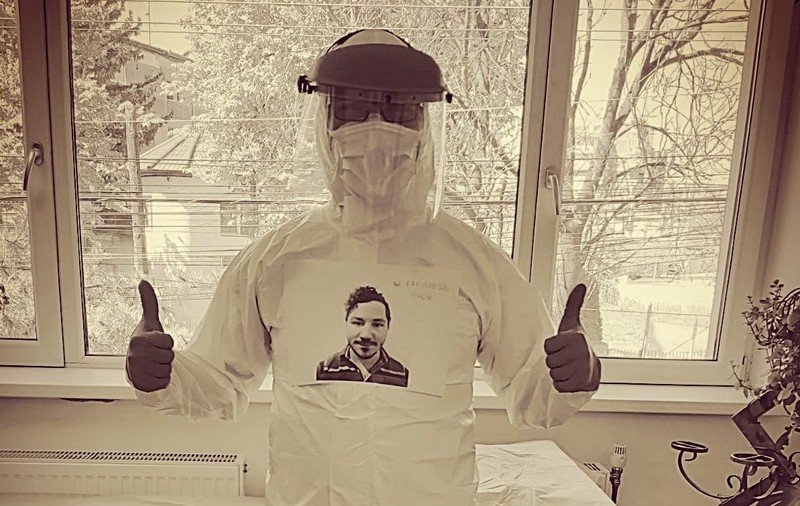 Un medic din Timișoara și-a lipit fotografia pe combinezonul de protecție pentru ca pacienții să îi vadă chipul