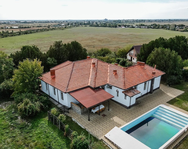 Cum arată conacul boieresc cu 10 camere și piscină, aflat la o oră de București, care se vinde cu 450.000 de euro