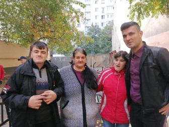 Alături de familia Brănoiu este Adrian Skraba, coordonatorul Asociaţiei Sfânta Ana